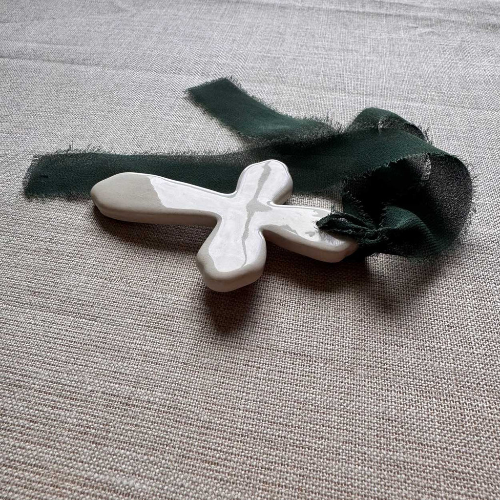 Cruz de cerámica artesanal esmaltada (trilobulada)