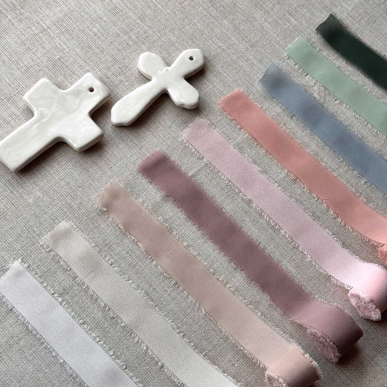 Cruz de cerámica artesanal esmaltada (Latina)