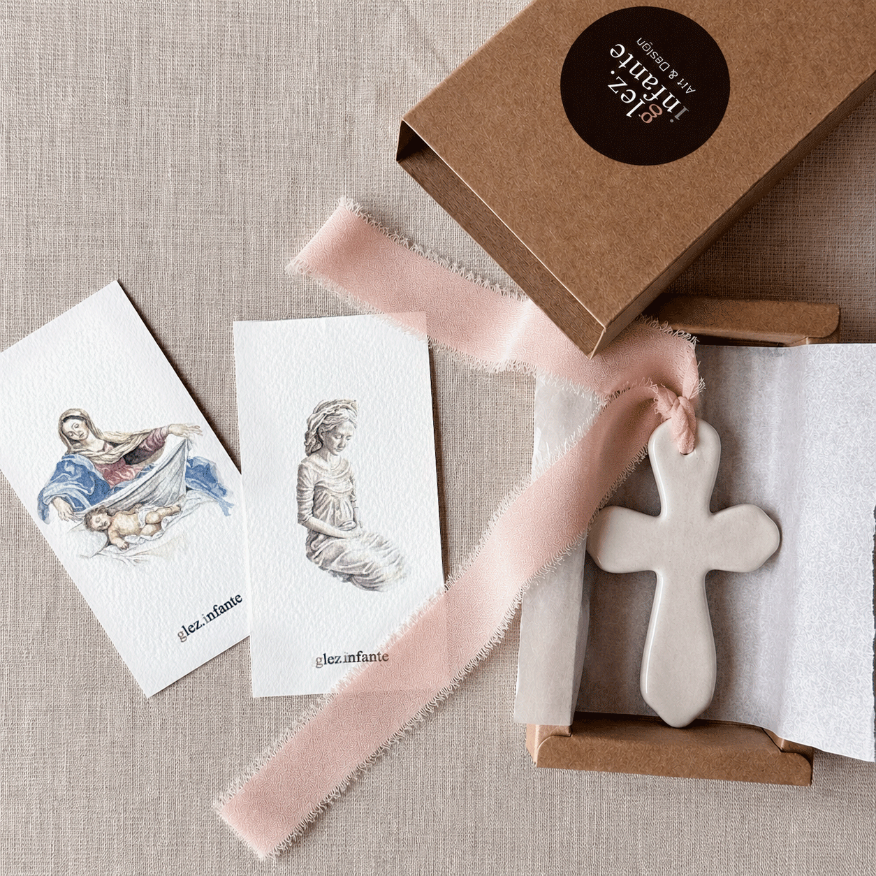 Cruz de cerámica artesanal esmaltada (trilobulada)